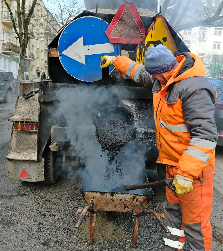 Ruszają pozimowe naprawy dróg_2.JPG